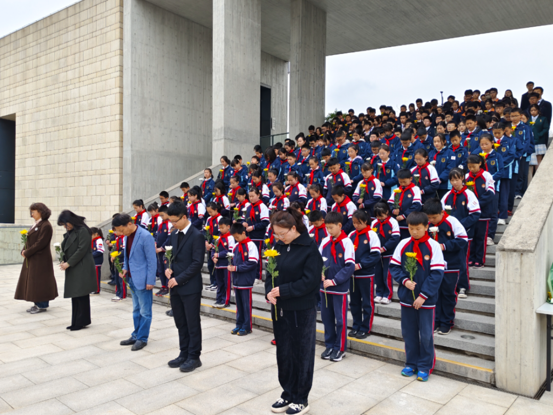 宝山区举行2025年“宝山少年行”清明祭悼活动4.jpg