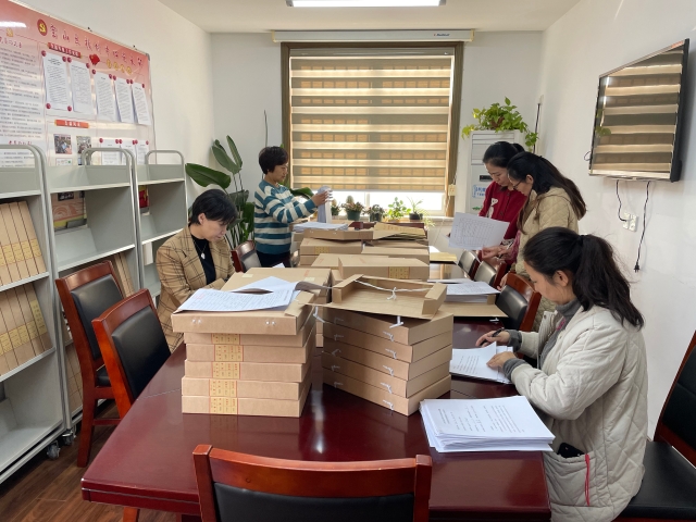 集体整理档案材料.jpg