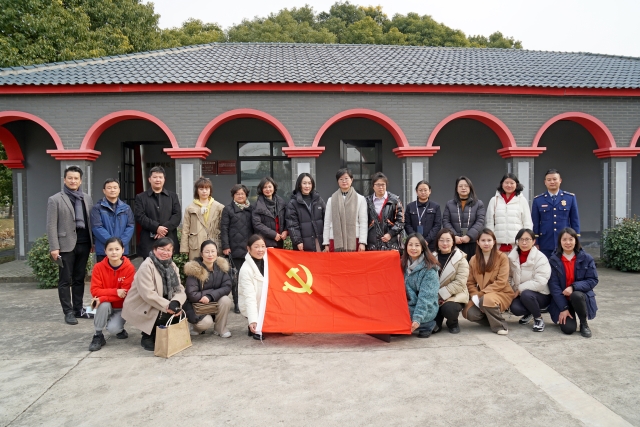 1.红色展馆合影.JPG