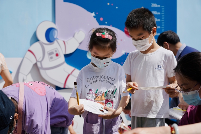 图11：社区小艺术家们在围墙上彩绘.JPG