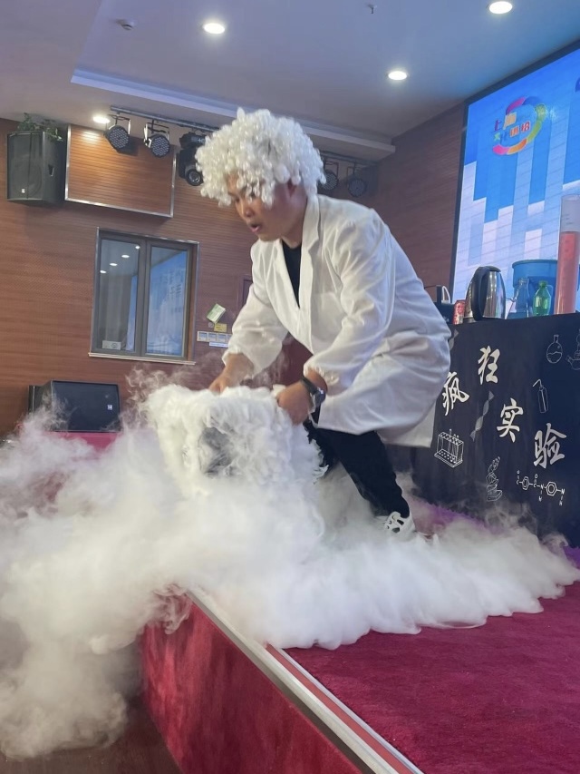5.“魔幻狂想”科学艺术实验导赏.jpg
